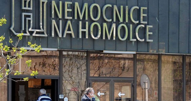 Zakázku pro Nemocnici Na Homolce prý prošetřuje policie (na snímku vychází z nemocnice Karel Gott - s telefonem)