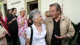 Karel Gott s hospodyní Jandovou v roce 2008