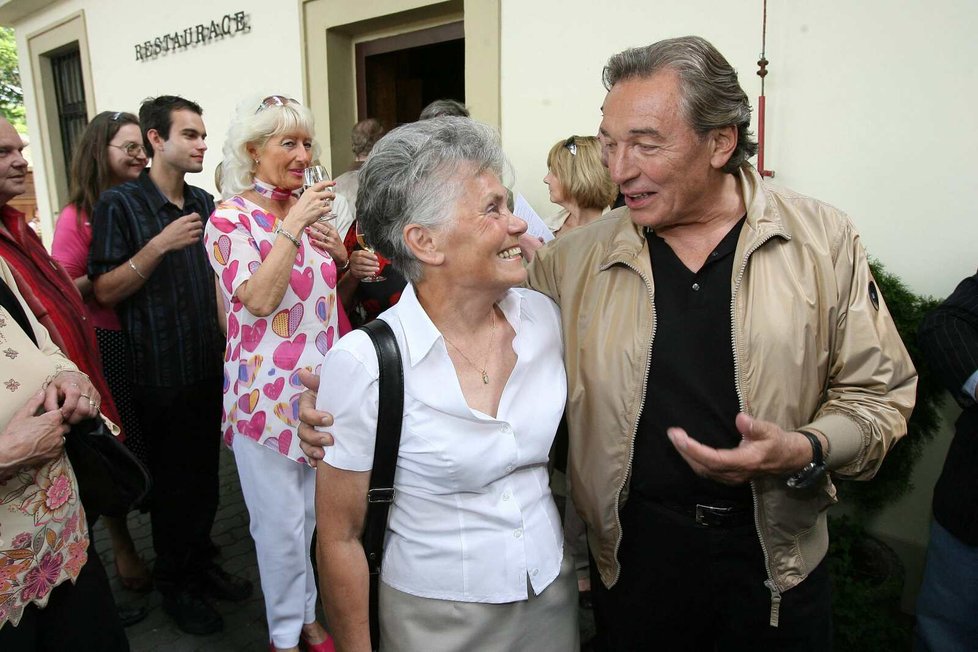 Karel Gott s hospodyní Jandovou v roce 2008