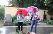 Dominika Gottová s maminkou u hrobu Karla Gotta