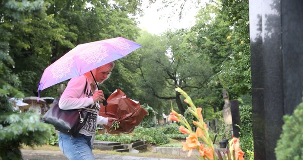 Dominika Gottová s maminkou Antonií u hrobu Karla Gotta