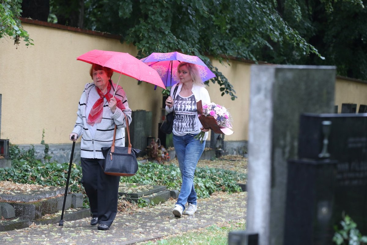 Dominika Gottová s maminkou u hrobu Karla Gotta