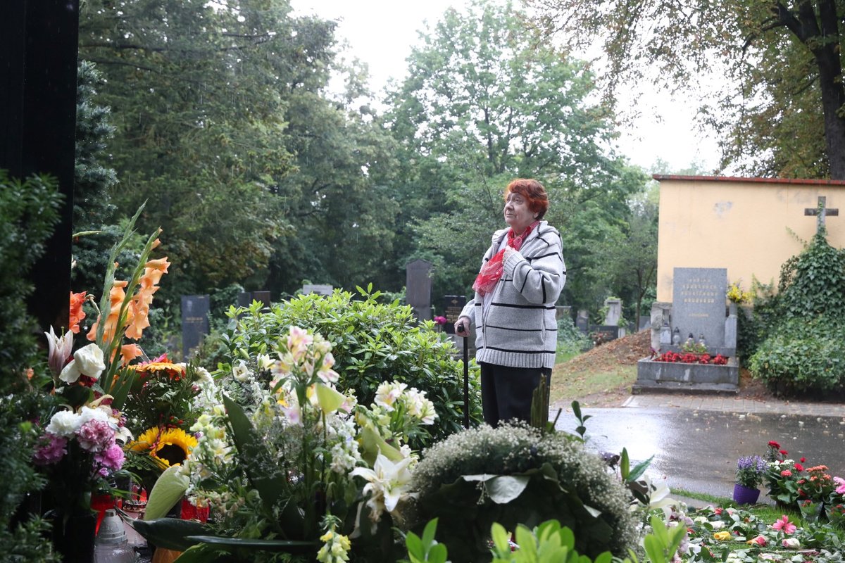 Dominika Gottová s maminkou u hrobu Karla Gotta