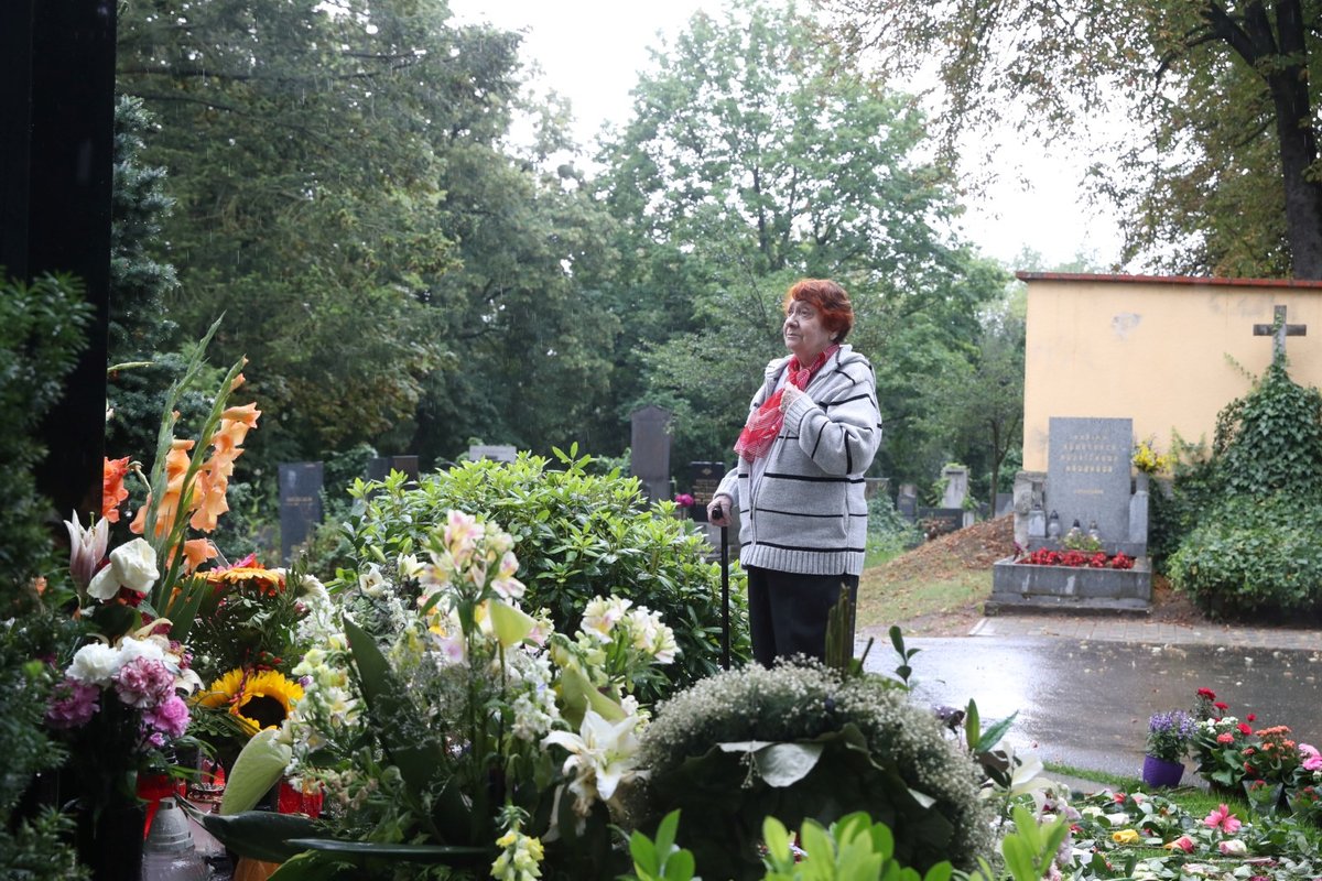 Dominika Gottová s maminkou Antonií u hrobu Karla Gotta