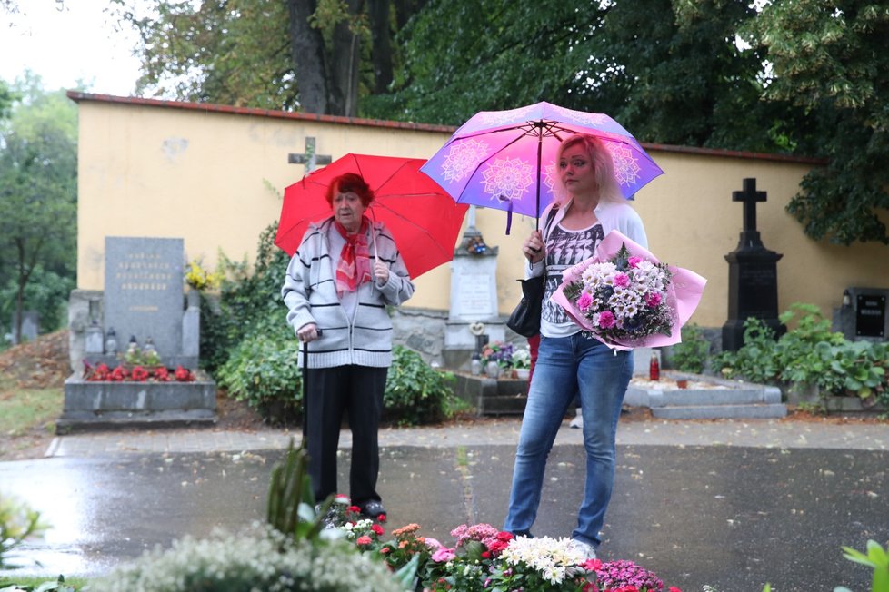 Dominika Gottová s maminkou u hrobu Karla Gotta