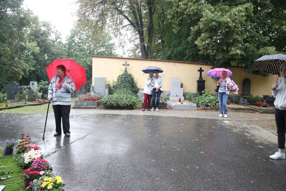 Dominika Gottová s maminkou u hrobu Karla Gotta