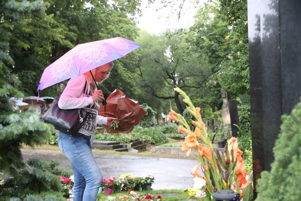 Dominika Gottová s maminkou Antonií u hrobu Karla Gotta