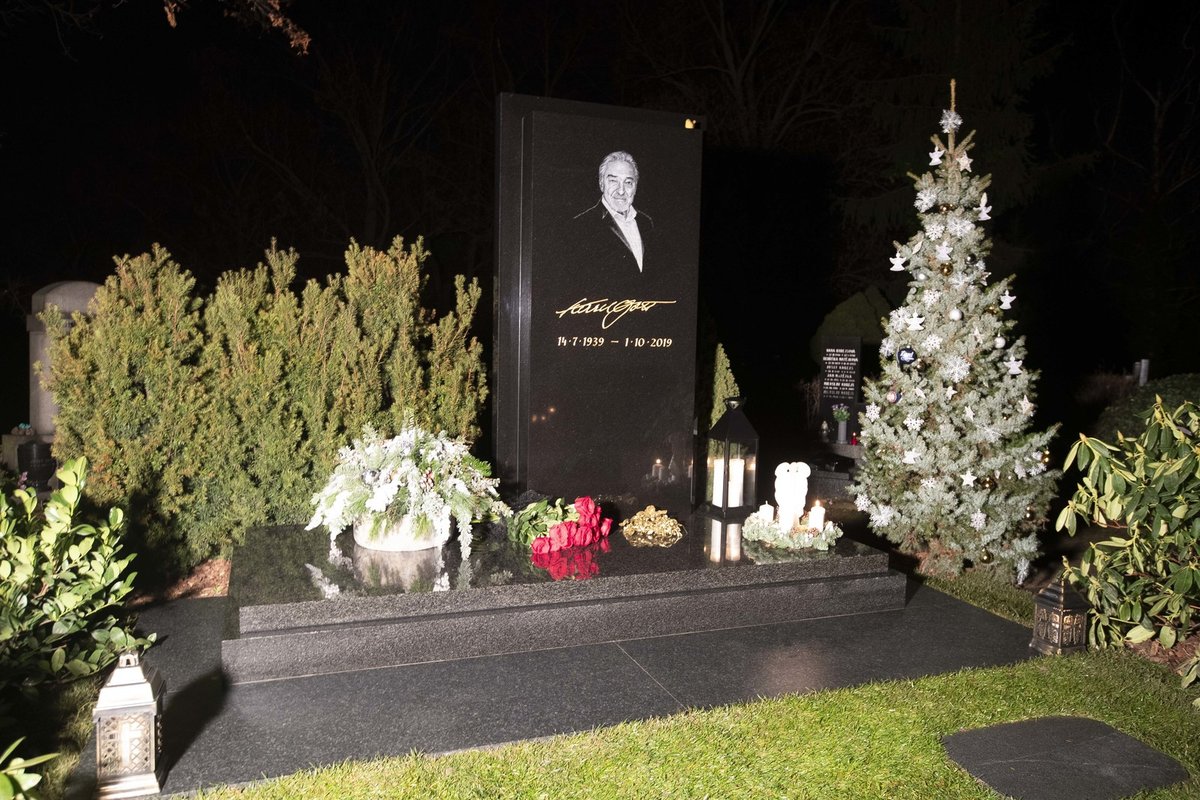 Hrob Karla Gotta na hřbitově v Malvazinkách