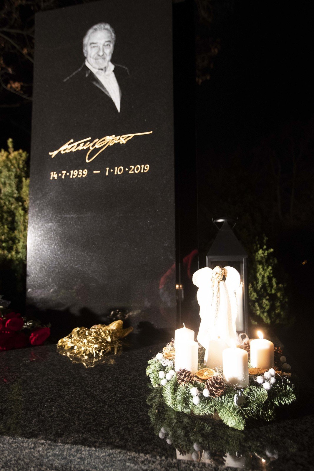Hrob Karla Gotta na hřbitově v Malvazinkách
