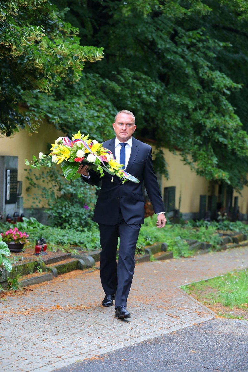 Květiny na hrob Karla Gotta