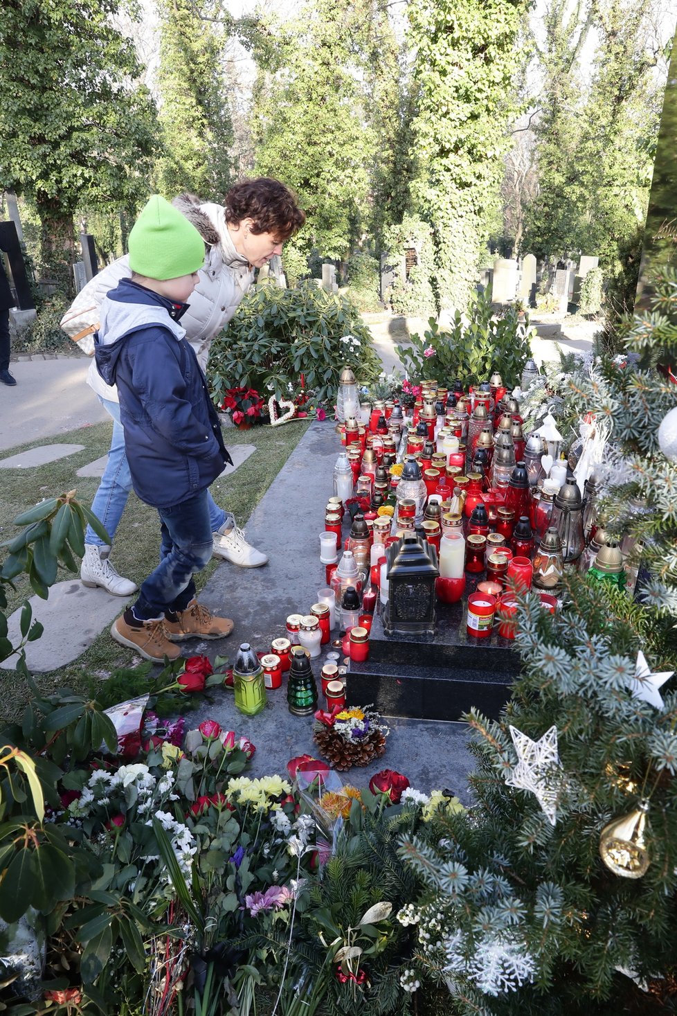 Hrob Karla Gotta devět dnů poté, co do něj vdova Ivana uložila jeho ostatky.