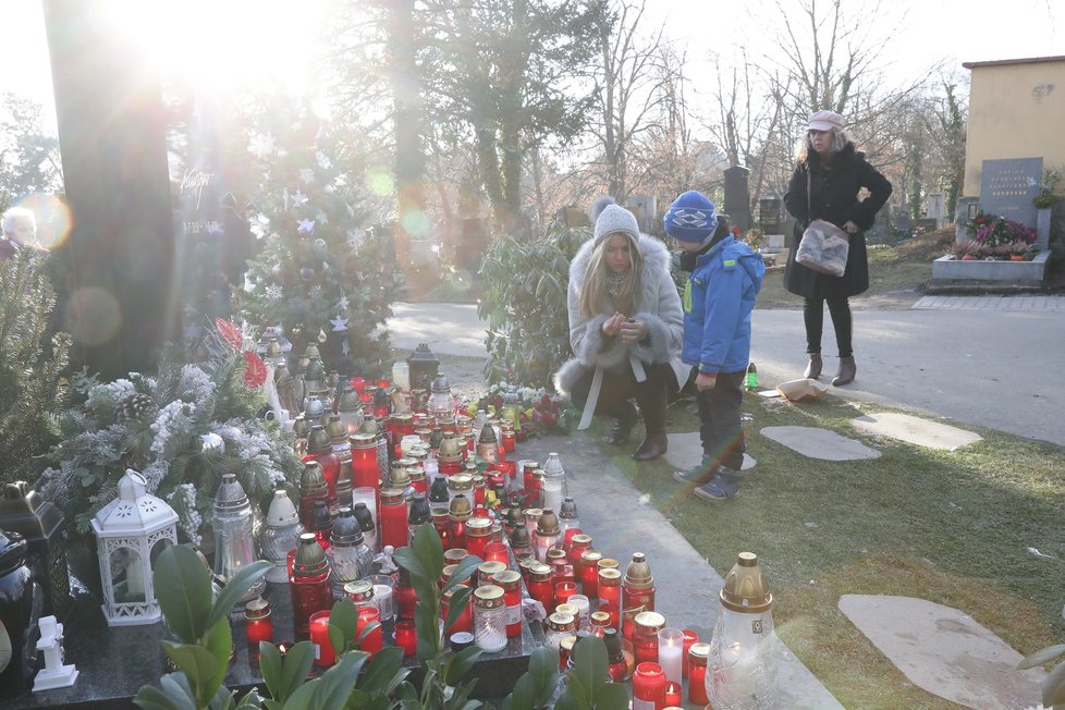 Hrob Karla Gotta devět dnů poté, co do něj vdova Ivana uložila jeho ostatky.