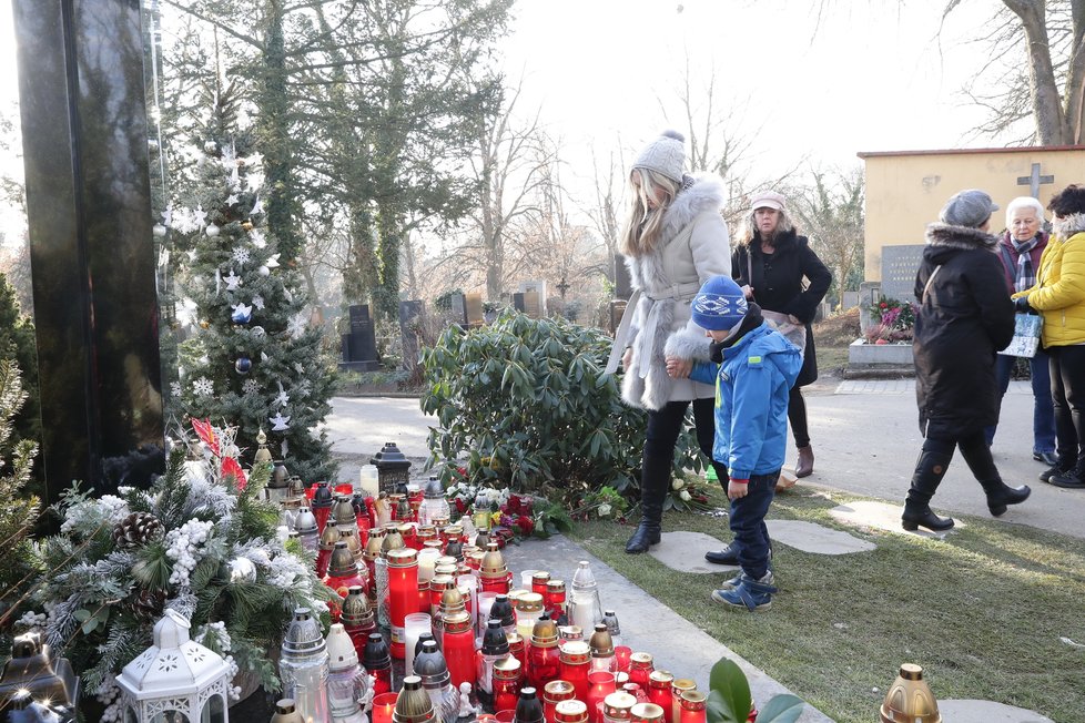 Hrob Karla Gotta devět dnů poté, co do něj vdova Ivana uložila jeho ostatky.