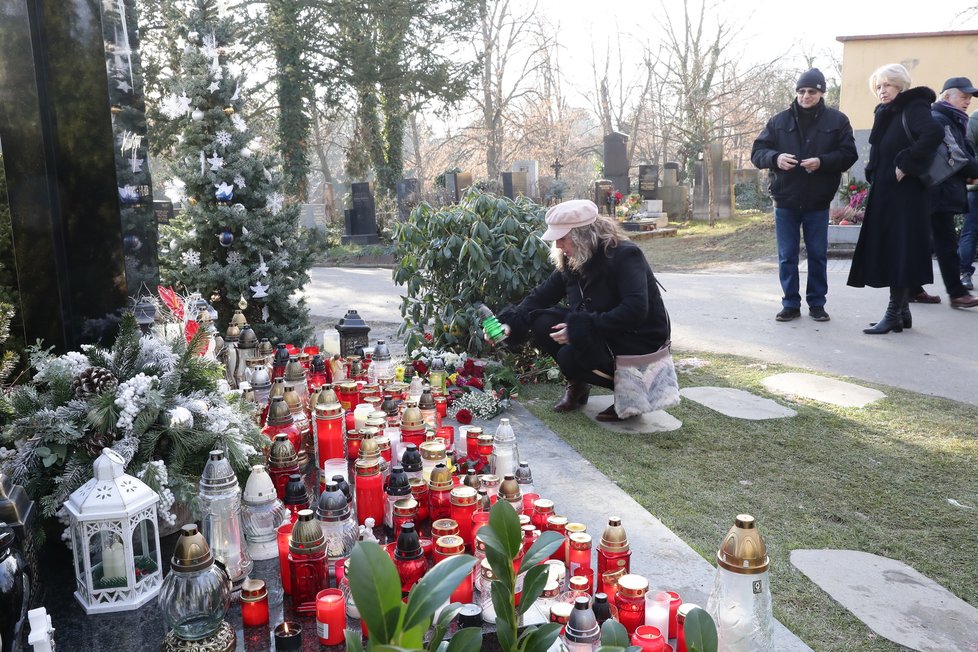 Hrob Karla Gotta devět dnů poté, co do něj vdova Ivana uložila jeho ostatky.