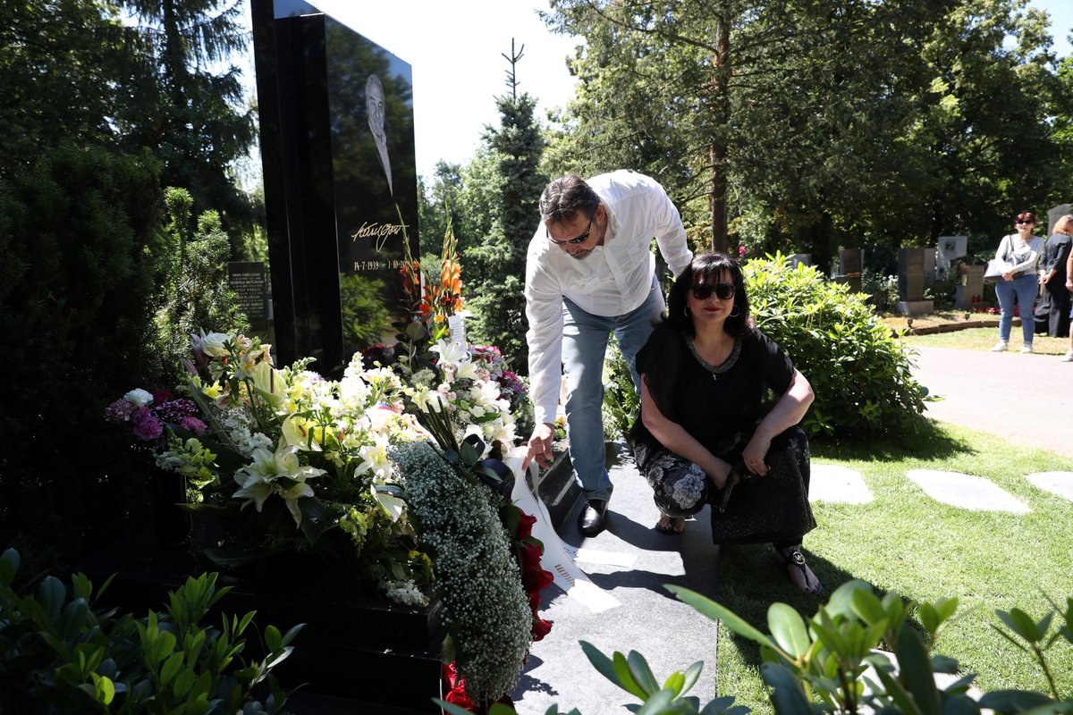 Hrob Karla Gotta: Šárka Rezková a její přítel Mirek