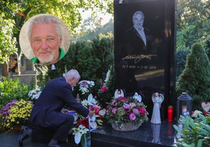 Hrob Karla Gotta na 2. výročí úmrtí: Fanoušci přijeli zavzpomínat a překvapení z Hradu!