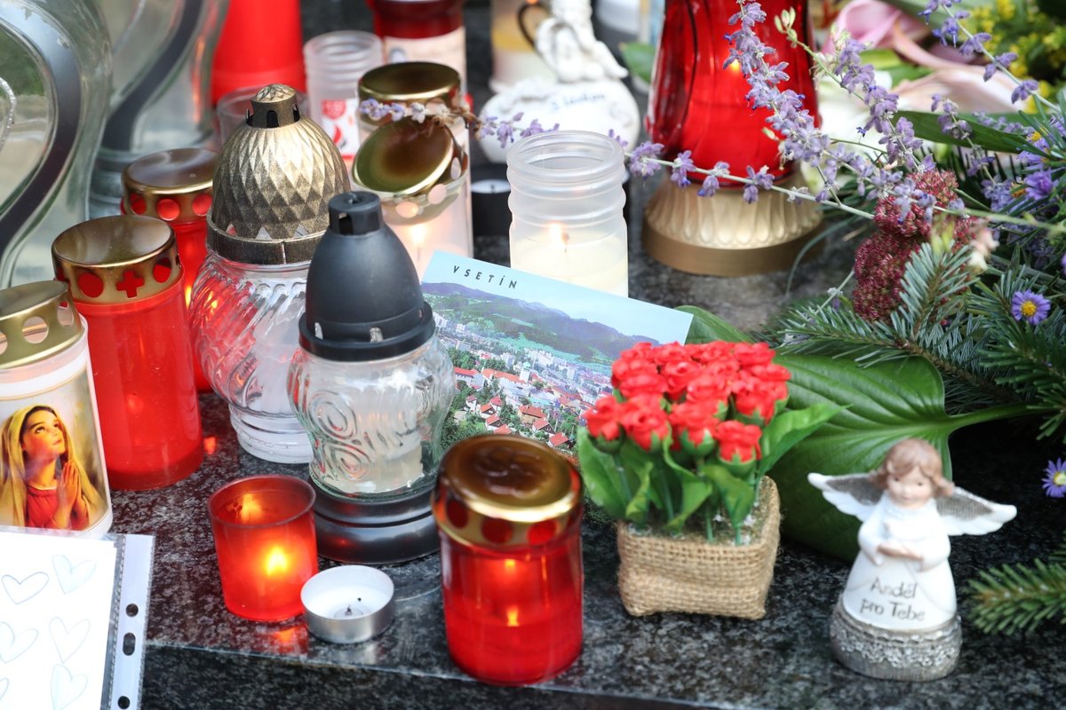 Hrob Karla Gotta v den 4. výročí jeho smrti