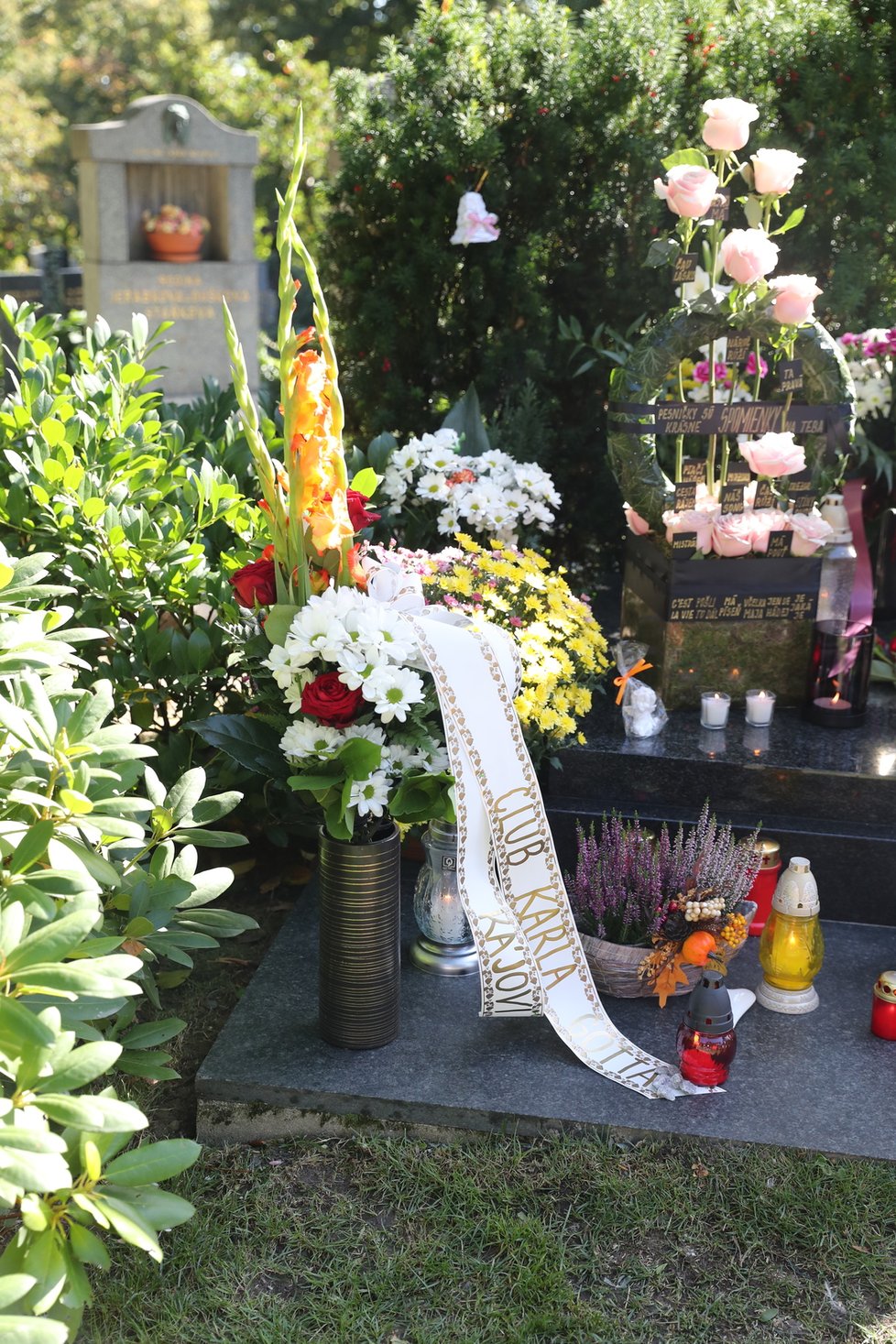 Hrob Karla Gotta na 2. výročí úmrtí: Fanoušci přijeli zavzpomínat.
