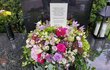 Den před nedožitými 81. narozeninami se na hrobu Karla Gotta objevil dojemný vzkaz od rodiny.