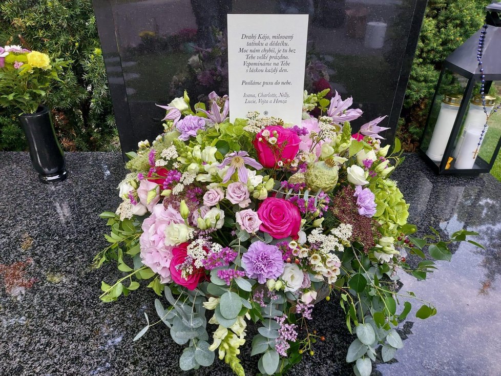 Den před nedožitými 81. narozeninami se na hrobu Karla Gotta objevil dojemný vzkaz od rodiny.