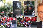 K hrobu Karla Gotta proudily davy. Dostal věnec i od prezidenta Miloše Zemana.
