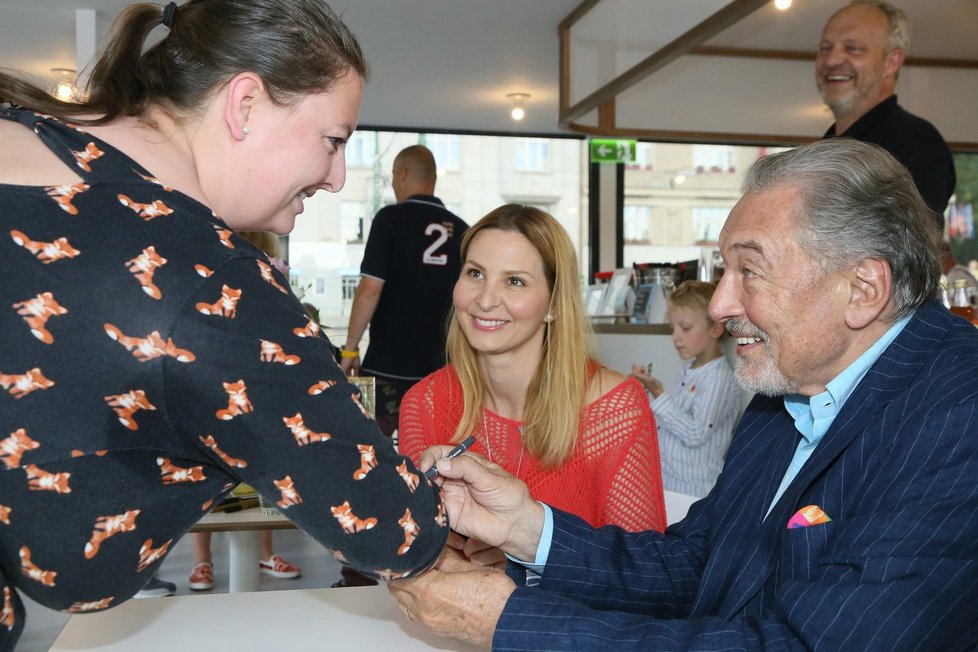 Ivana celou dobu autogramiády seděla vedle svého muže.