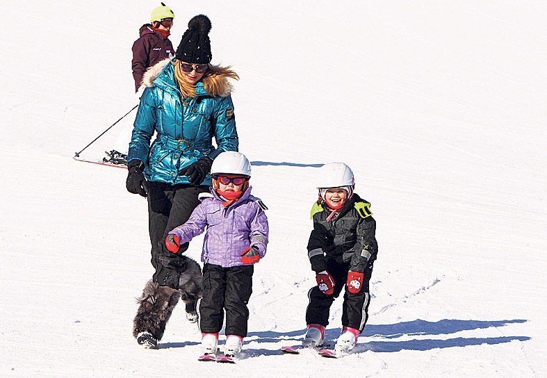 Ivana si s holčičkami Charlottkou a Nellinkou užívá v zimních střediscích na lyžích