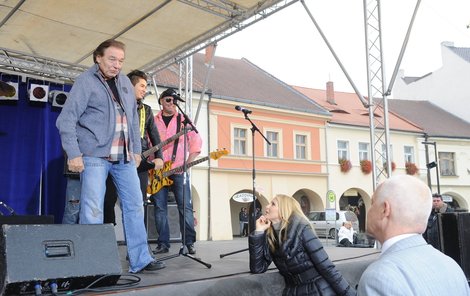 »Městečko« 2012 - Gott hraje obyčejného elektrikáře, kterého si lidé s populárním zpěvákem spletou a donutí ho zazpívat na jevišti.