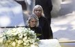 Sestry Dominika a Lucie na pohřbu otce Karla Gotta