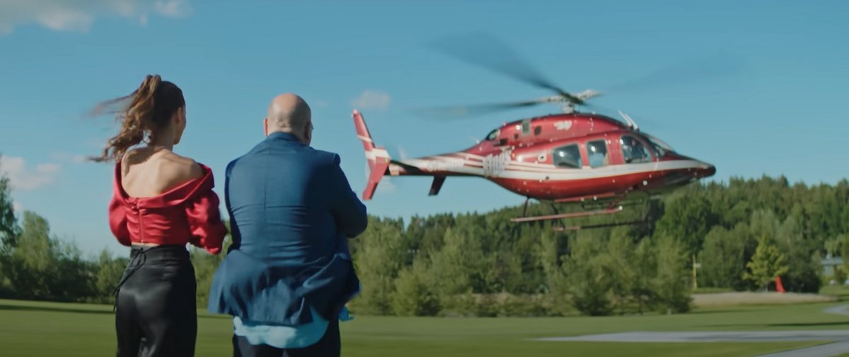 V klipu je vidět Leonův vrtulník a heliport.