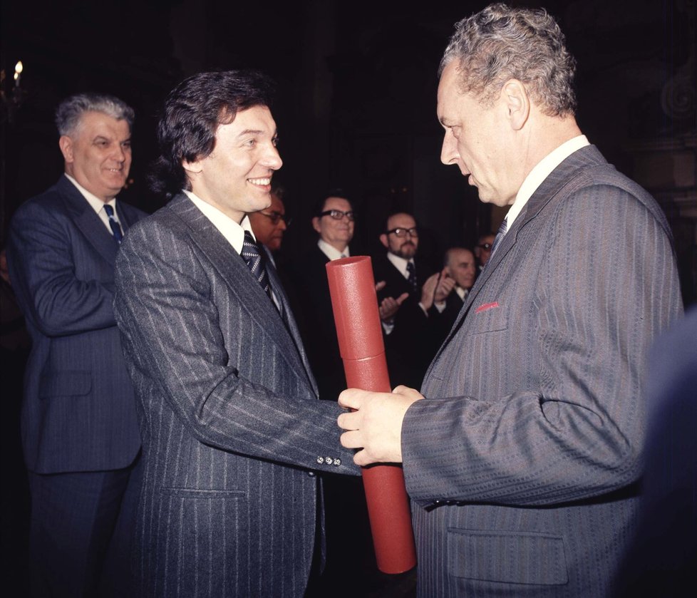 1977: Ministr kultury Milan Klusák předává Gottovi titul zasloužilý umělec.