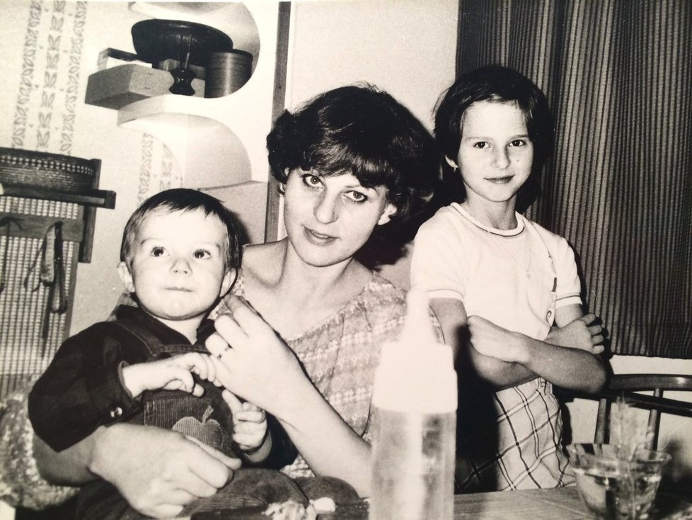 80. léta - Ivana s maminkou a bráškou doma v kuchyni.