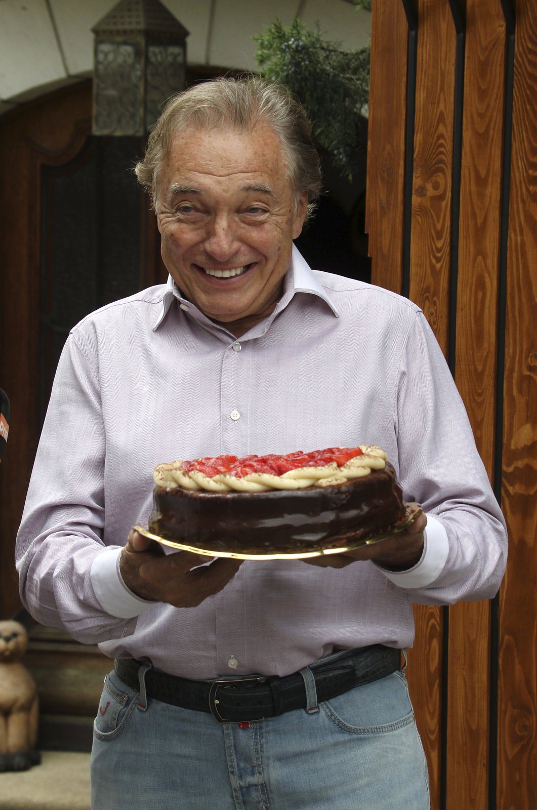 Karel Gott s narozeninovým dortem.