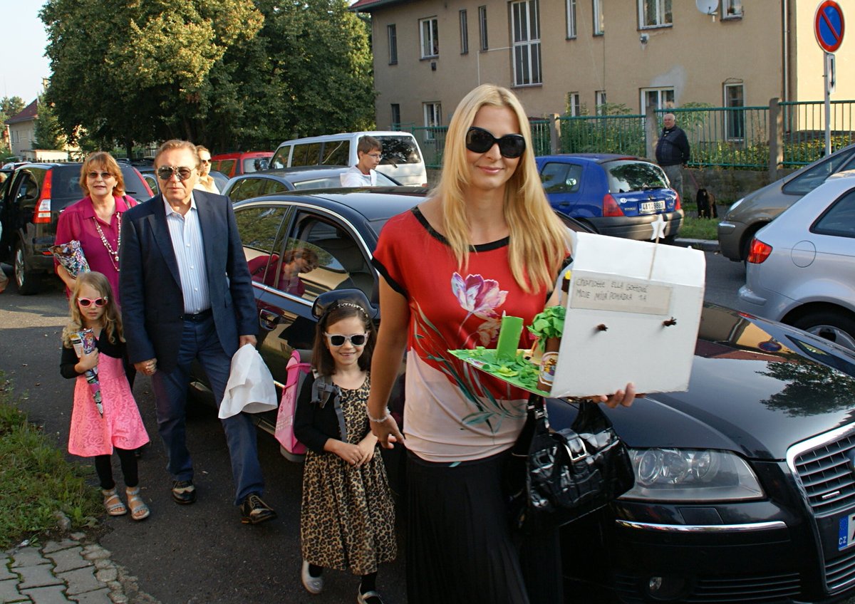 Karel Gott si nenechal nástup své dcery Charlotte do první třídy ujít.