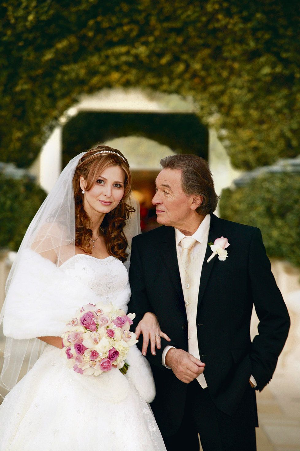 Karel Gott (76) s Ivanou (40) se dali dohromady okolo roku 2000. První dítě přišlo v roce 2006 a o dva roky později se konala tajná svatba v Las Vegas.