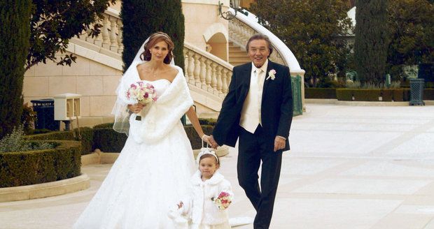 7. 1. 2008: Karel a Ivana se vzali v Las Vegas. Prý neplánovaně. Sehnali si šaty a v jednom z rychlosvatebních stánků je oddali.