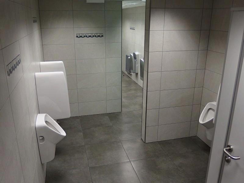 Firma, která dělá Gottovi střechu ve vile na Betramce, rekonstruovala také záchodky v podchodu metra Můstek.