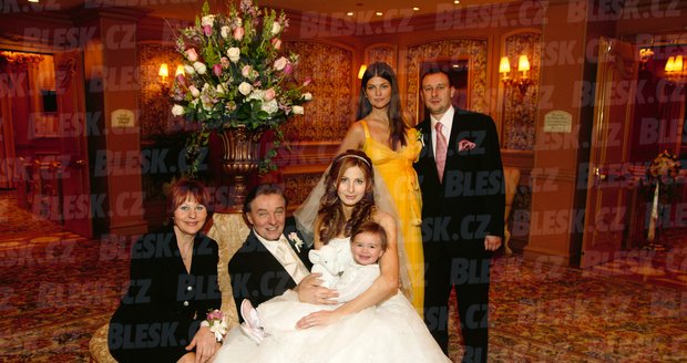 2008 - Svatba Karla Gotta s Ivanou: Novomanželé s dcerou Charlottkou a tchyní Blankou a svědky podnikatelem Markem Lehečkou a jeho přítelkyní Alenou.