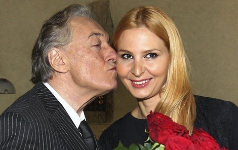 Odměnou za ukončení studia bylo pro Ivanu políbení a kytice rudých růží od Karla.