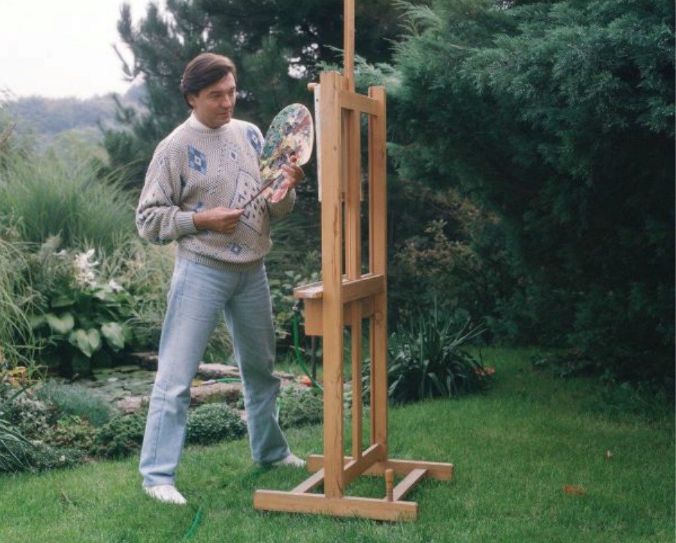V zahradě vily v roce 1987. Karel Gott zrovna maluje obraz Muzikant v bouři.