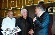 Karel Gott po boku Jiřího Krampola a fotografa Miloše Schmiedbergera Karel Gott po boku Jiřího Krampola a fotografa Miloše Schmiedbergera