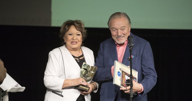 Loni Karel Gott předal cenu Jiřině Bohdalové. Laufera už bohužel nestihl...