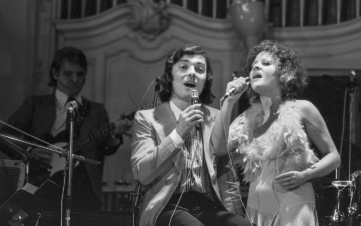 1974:  Společně odzpívali nespočet vystoupení.