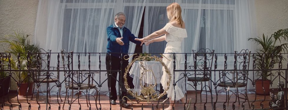 Na balkoně vily na Bertramce se zpěvák objímá se svou ženou Ivanou.