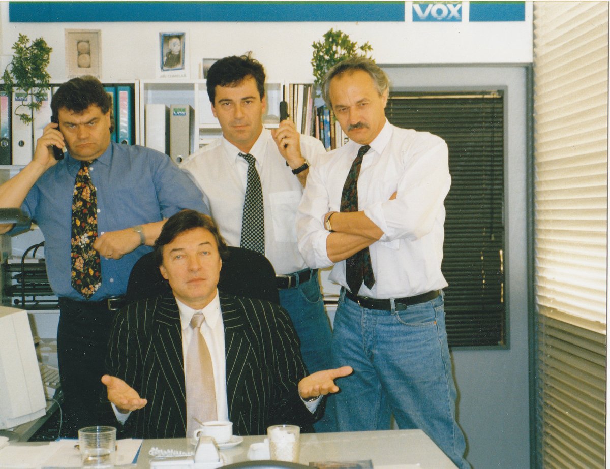 Rok 1995, návštěva rádia Vox. Karel Gott vzpomíná: „Byl jsem navštívit vedení tehdejšího rádia Vox. Majiteli stanice byli Karel Svoboda a kameraman Miroslav Ondříček. Pamatuji si, že rádio dávalo ve vysílání prostor sponzorským a dobročinným aktivitám.“