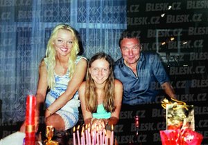 Červen 2002: Karel Gott s dcerami na oslavě Lucčiných 15. narozenin na Bertramce