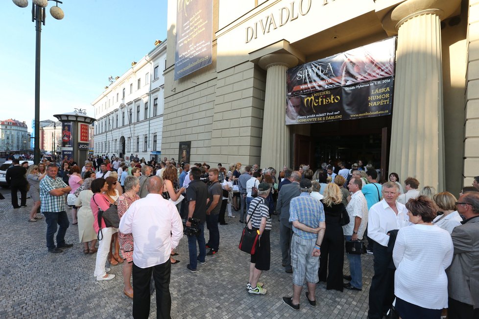 Fanoušci přicházejí do Divadla Hybernia na koncert Karla Gotta.