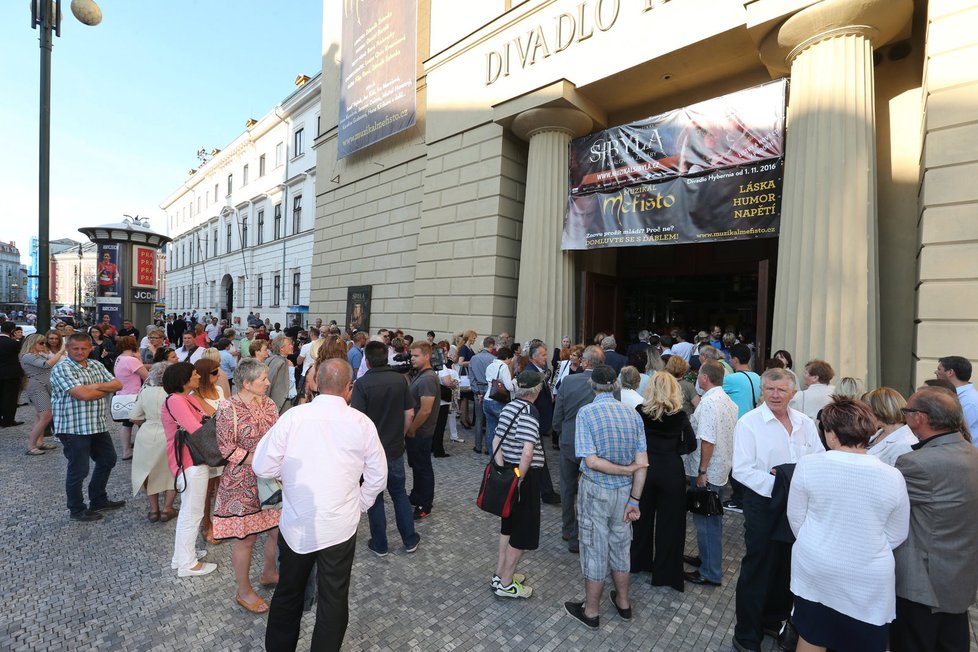 Fanoušci přicházejí do Divadla Hybernia na koncert Karla Gotta.