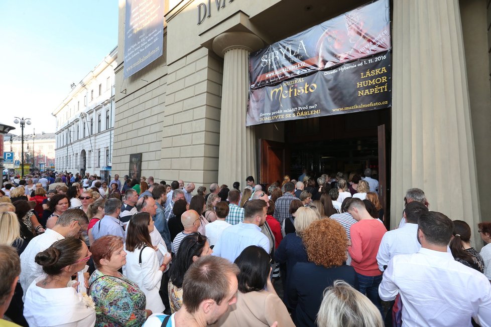 Lidé přichází do Divadla Hybernia na koncert Karla Gotta.