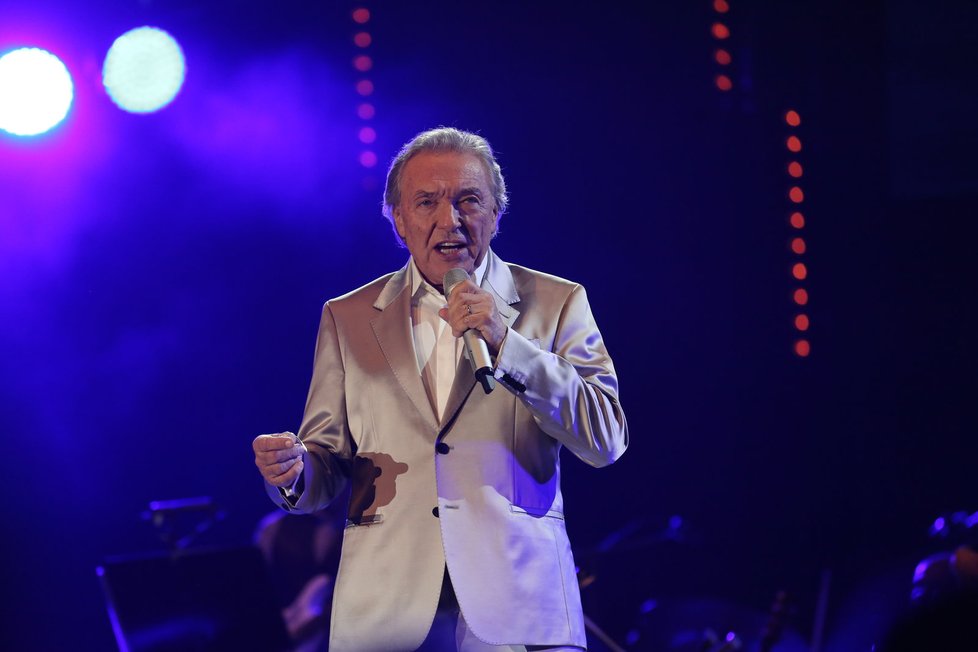 Karel Gott ve vyprodané O2 areně v roce 2016